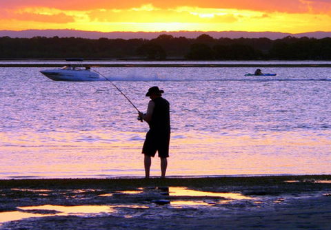 VIEWS VIEWS VIEWS! Front Top Floor Waterfront Unit - Chnook Apartments South Esp, Bongaree - Accommodation Sunshine Coast 1