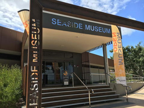 VIEWS VIEWS VIEWS! Front Top Floor Waterfront Unit - Chnook Apartments South Esp, Bongaree - Accommodation Sunshine Coast 3