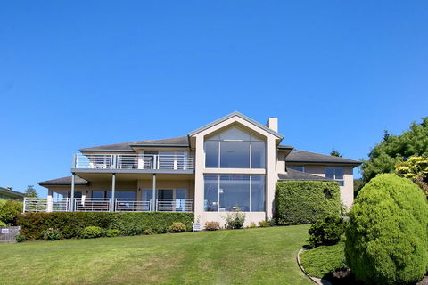 Vue De La Mer Luxury Family Retreat With Tennis Court, Pool, Spa, Water Views - Accommodation Sunshine Coast 1