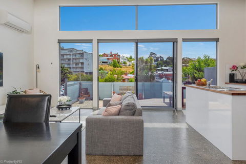 Walk To Salamanca, Queens Cottage LUX 3bdm Queens Cottage - Accommodation Sunshine Coast 2