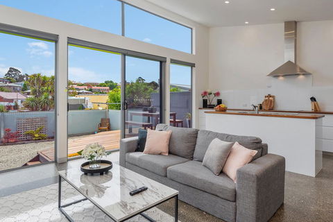 Walk To Salamanca, Queens Cottage LUX 3bdm Queens Cottage - Accommodation Sunshine Coast 0