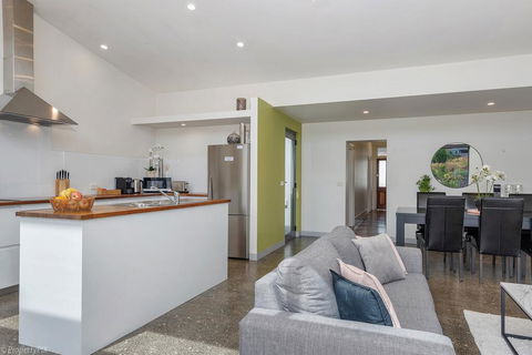 Walk To Salamanca, Queens Cottage LUX 3bdm Queens Cottage - Accommodation Sunshine Coast 1