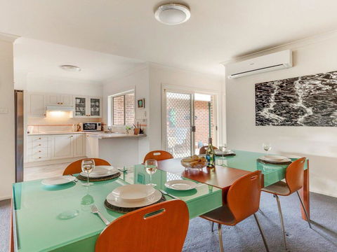 Walling-Clifton Gardens - Backing Onto Golf Course - Accommodation Sunshine Coast 3