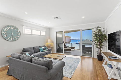 Wanda Waterfront Retreat - Beautiful Beach House - Accommodation Sunshine Coast 2
