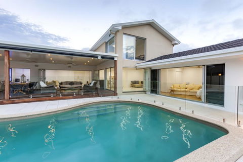 Waterfront Entertainer - Accommodation Sunshine Coast 3