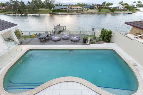 Waterfront Entertainer - Accommodation Sunshine Coast 0