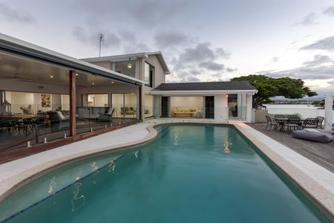 Waterfront Entertainer - Accommodation Sunshine Coast 2