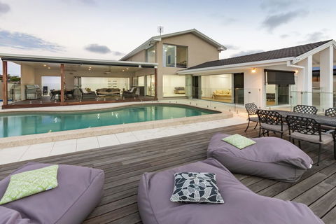 Waterfront Entertainer - Accommodation Sunshine Coast 1