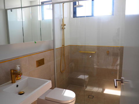 Waterfront Quiet Room - Accommodation Sunshine Coast 2