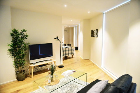 Superb Habour View/ Stylish Apartment / Landmark Building/ Free Tram - Accommodation Sunshine Coast 9