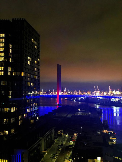 Superb Habour View/ Stylish Apartment / Landmark Building/ Free Tram - Accommodation Sunshine Coast 21