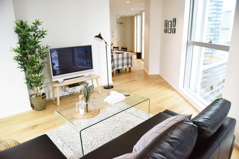Superb Habour View/ Stylish Apartment / Landmark Building/ Free Tram - Accommodation Sunshine Coast 6