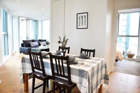 Superb Habour View/ Stylish Apartment / Landmark Building/ Free Tram - Accommodation Sunshine Coast 0