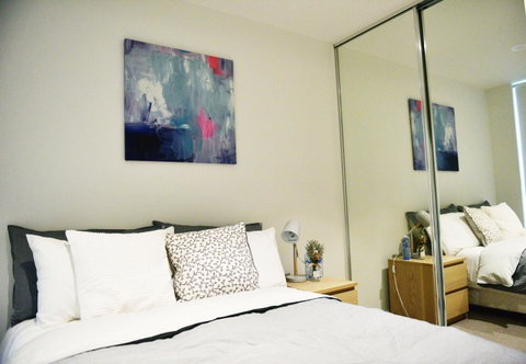 Superb Habour View/ Stylish Apartment / Landmark Building/ Free Tram - Accommodation Sunshine Coast 4