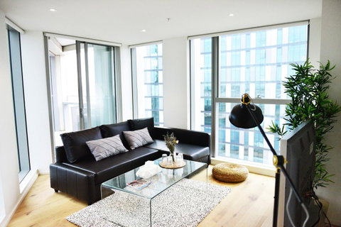 Superb Habour View/ Stylish Apartment / Landmark Building/ Free Tram - Accommodation Sunshine Coast 5