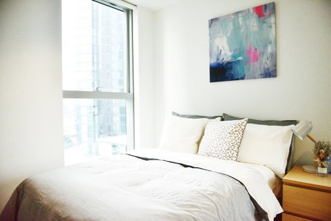 Superb Habour View/ Stylish Apartment / Landmark Building/ Free Tram - Accommodation Sunshine Coast 3