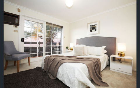 The Gallery Hours - Accommodation Sunshine Coast 0