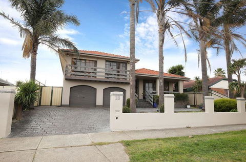 The Gallery Hours - Accommodation Sunshine Coast 7