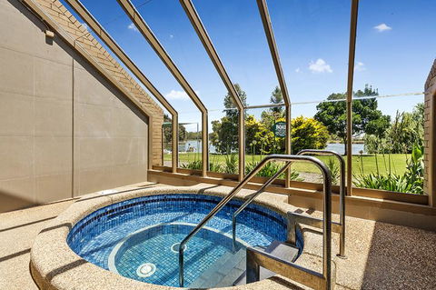 Lakeside Country Club - Accommodation Sunshine Coast 1