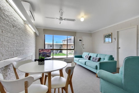 Hybiscus Waterfront Apartments - Accommodation Sunshine Coast 17