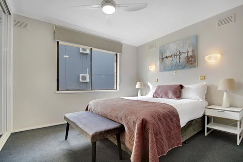 Hybiscus Waterfront Apartments - Accommodation Sunshine Coast 13