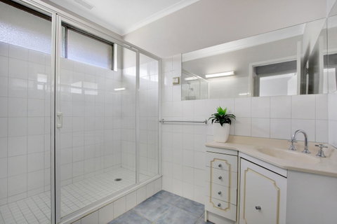 Hybiscus Waterfront Apartments - Accommodation Sunshine Coast 10