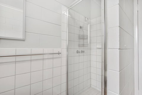Hybiscus Waterfront Apartments - Accommodation Sunshine Coast 29