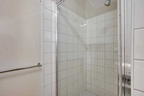 Hybiscus Waterfront Apartments - Accommodation Sunshine Coast 19