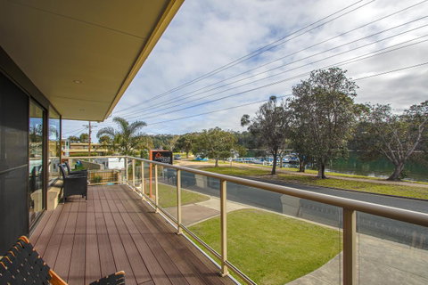 Hybiscus Waterfront Apartments - Accommodation Sunshine Coast 3