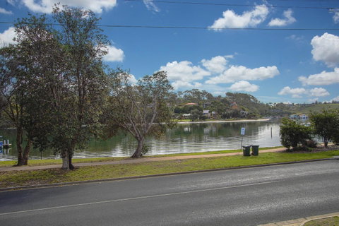 Hybiscus Waterfront Apartments - Accommodation Sunshine Coast 2