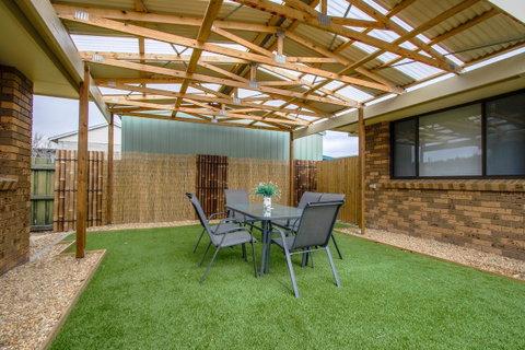 Hybiscus Waterfront Apartments - Accommodation Sunshine Coast 34