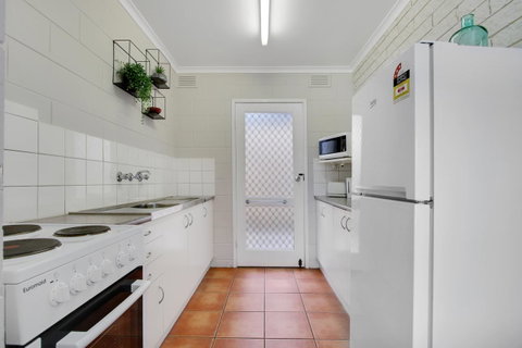 Hybiscus Waterfront Apartments - Accommodation Sunshine Coast 16