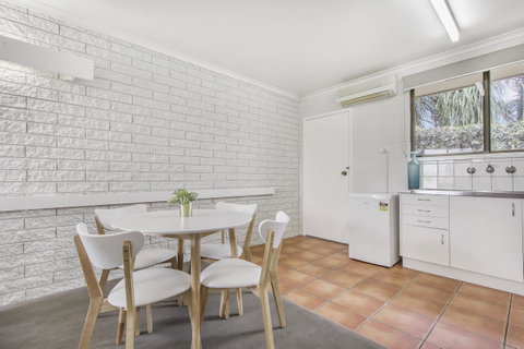 Hybiscus Waterfront Apartments - Accommodation Sunshine Coast 25
