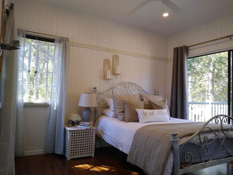 Lake Weyba Noosa Lodge & Kangaroos - Accommodation Sunshine Coast 1
