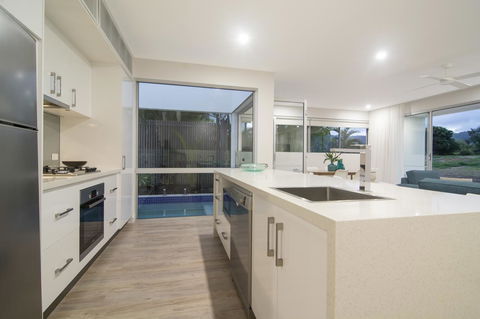 Pool Resort Port Douglas - Accommodation Sunshine Coast 40
