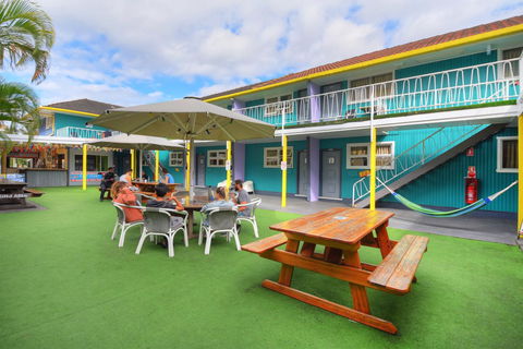 Backpackers In Paradise 18-35 Hostel - Accommodation Sunshine Coast 2