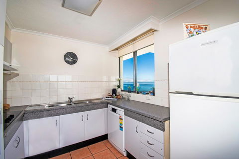 Seacrest Beachfront Apartments Surfers Paradise - Accommodation Sunshine Coast 7