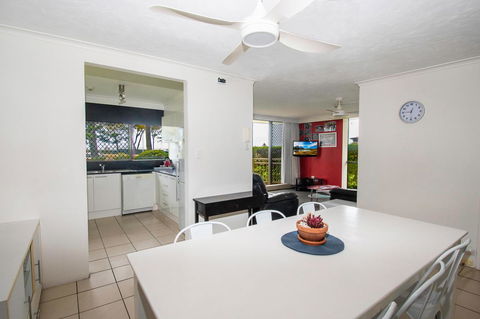 Seacrest Beachfront Apartments Surfers Paradise - Accommodation Sunshine Coast 14