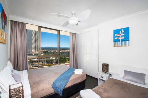 Seacrest Beachfront Apartments Surfers Paradise - Accommodation Sunshine Coast 3