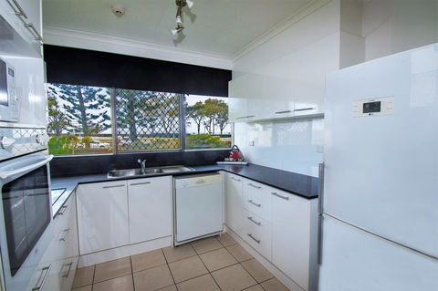 Seacrest Beachfront Apartments Surfers Paradise - Accommodation Sunshine Coast 12