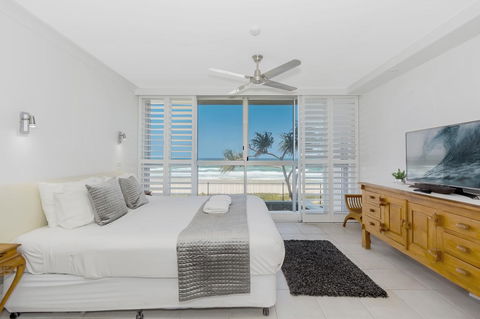 Golden Sands On The Beach - Absolute Beachfront Apartments - Accommodation Sunshine Coast 3