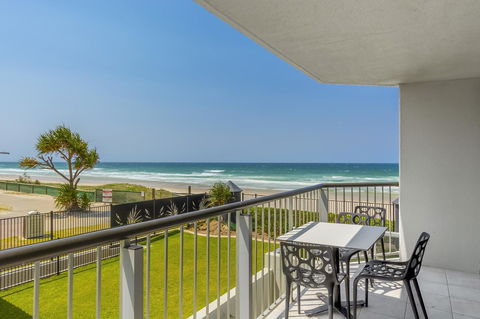 Golden Sands On The Beach - Absolute Beachfront Apartments - Accommodation Sunshine Coast 1