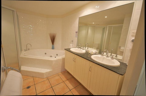 Cayman Villas Port Douglas - Accommodation Sunshine Coast 12