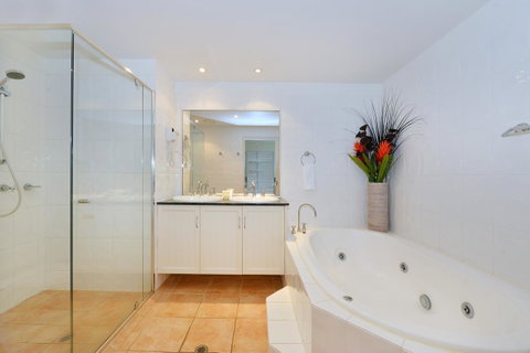 Cayman Villas Port Douglas - Accommodation Sunshine Coast 23