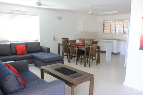 Townsville Holiday Apartments - Accommodation Sunshine Coast 9