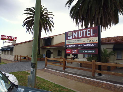Burke & Wills Motor Inn - Accommodation Sunshine Coast 3