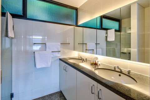 Waves 5 Luxury 3 Bedroom Breathtaking Ocean Views Central Location - Accommodation Sunshine Coast 3