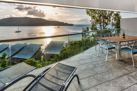 Waves 5 Luxury 3 Bedroom Breathtaking Ocean Views Central Location - Accommodation Sunshine Coast 2