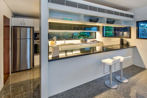 Waves 5 Luxury 3 Bedroom Breathtaking Ocean Views Central Location - Accommodation Sunshine Coast 1