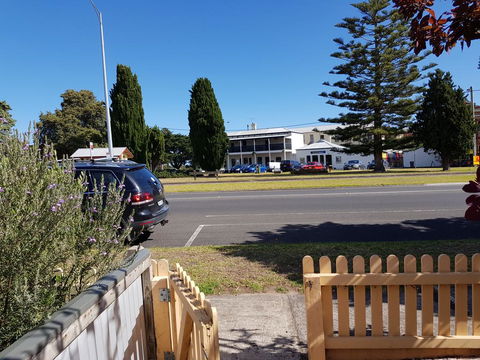WHARF COTTAGE - Accommodation Sunshine Coast 1